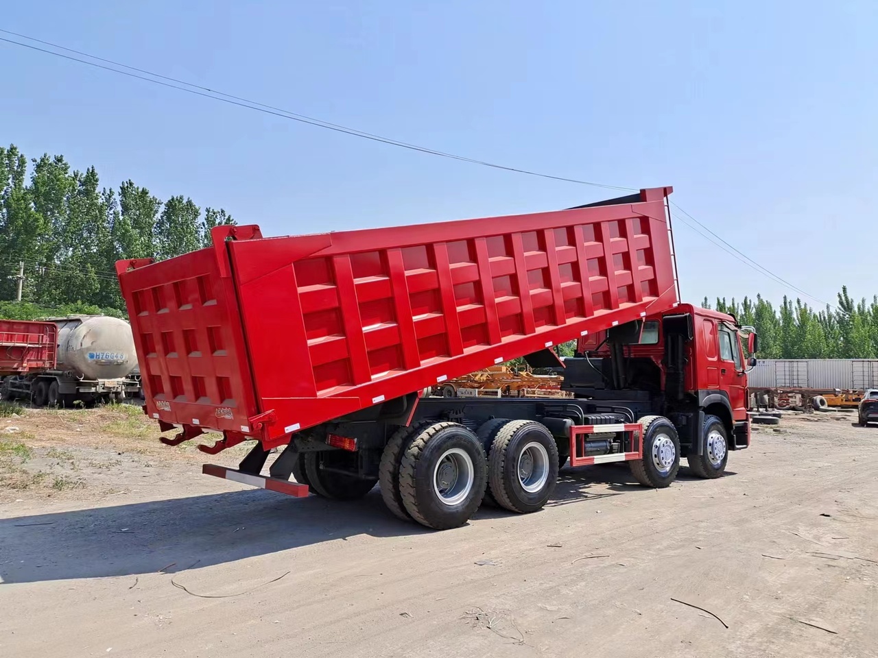 Camión volquete SINOTRUK HOWO 420 Dump Truck 8x4: foto 2