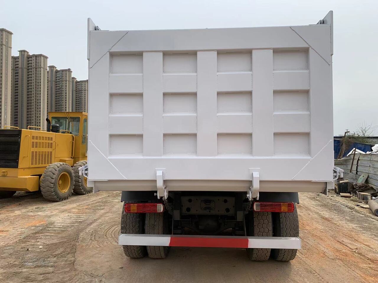 Camión volquete para transporte de equipos pesados SINOTRUK HOWO Dump truck 371 6x4: foto 8