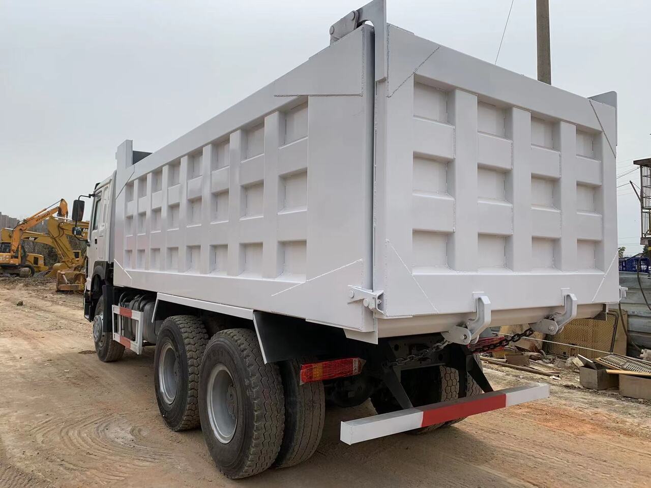 Camión volquete para transporte de equipos pesados SINOTRUK HOWO Dump truck 371 6x4: foto 7