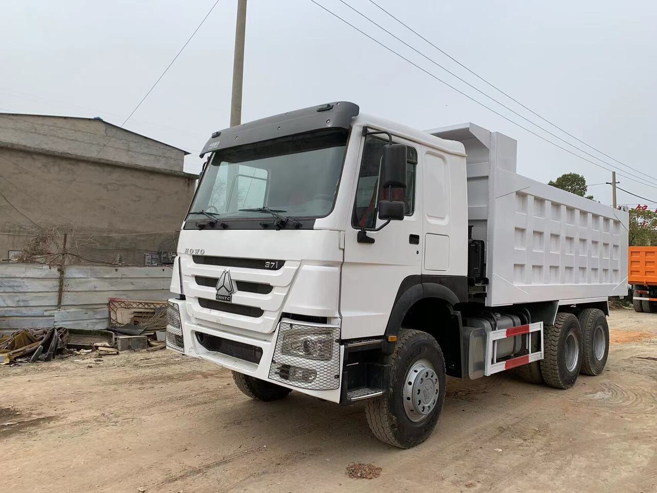 Camión volquete para transporte de equipos pesados SINOTRUK HOWO Dump truck 371 6x4: foto 3