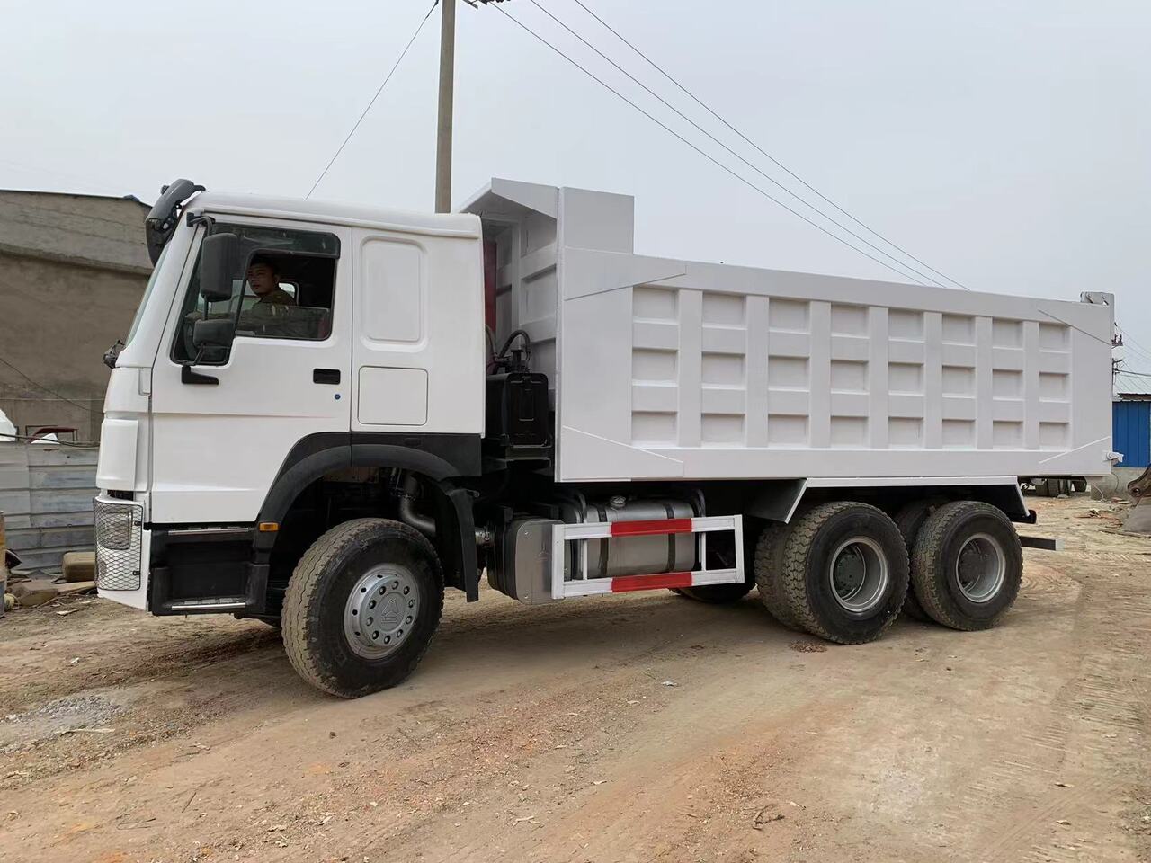 Camión volquete para transporte de equipos pesados SINOTRUK HOWO Dump truck 371 6x4: foto 6