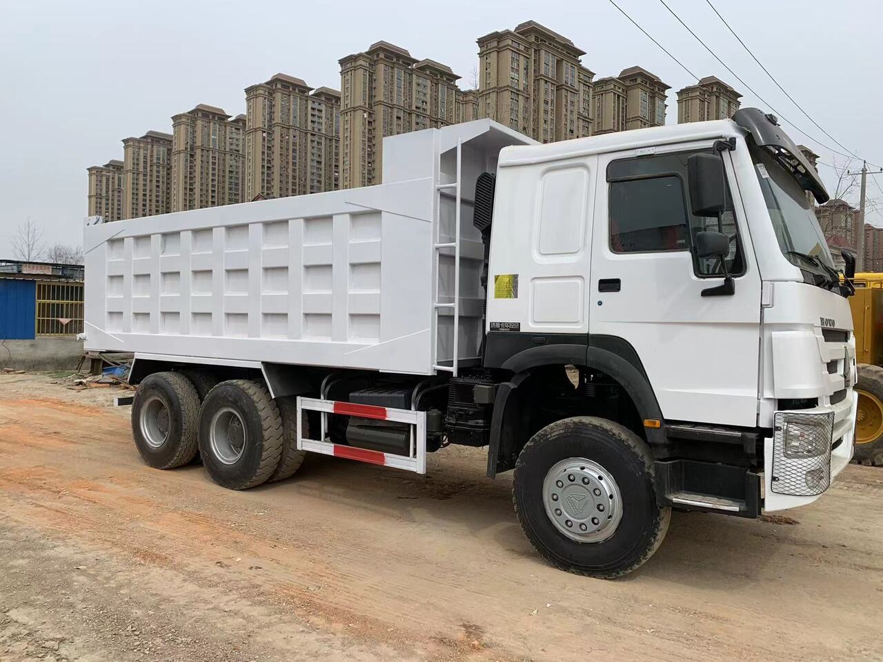 Camión volquete para transporte de equipos pesados SINOTRUK HOWO Dump truck 371 6x4: foto 2