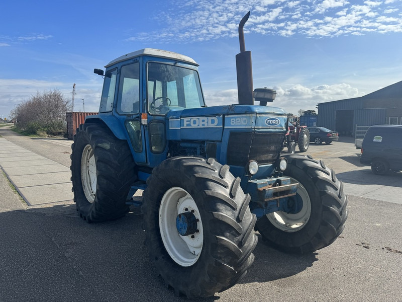 Tractor Ford 8210: foto 3