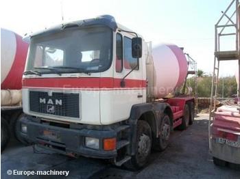 MAN 32322 - Camión hormigonera