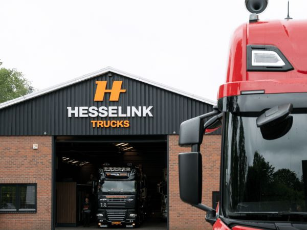 Hesselink Trucks B.V. - Cabezas tractoras DAF - caja de cambios: automática undefined: foto 1
