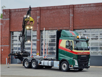 Camión forestal VOLVO FH13 540