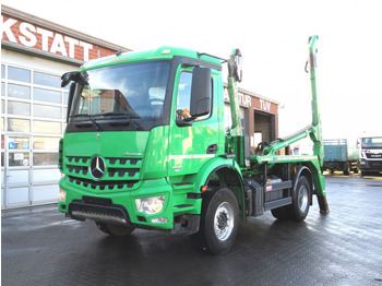 Camión portacontenedor de cadenas MERCEDES-BENZ Arocs 1830