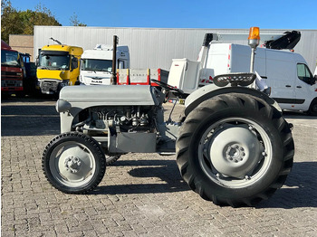 Tractor MASSEY FERGUSON