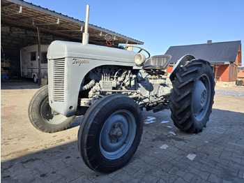 Tractor MASSEY FERGUSON