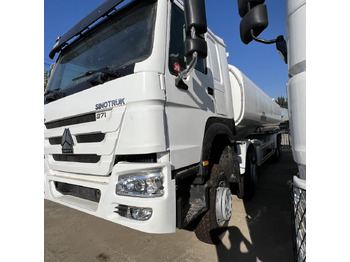 Camión cisterna Sinotruk HOWO 371 8*4 Tank truck: foto 4