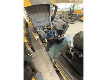 Mini compactadora XCMG XD140VT 4ton small Light Diesel Vibratory Road Roller: foto 4