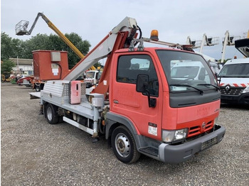 Camión con plataforma elevadora NISSAN