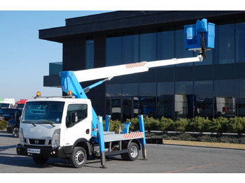Camión con plataforma elevadora NISSAN