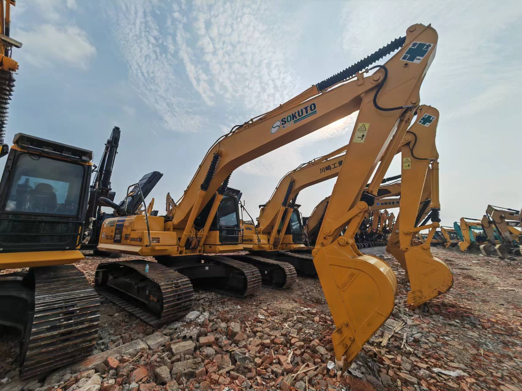 Excavadora de cadenas KOMATSU PC200: foto 2