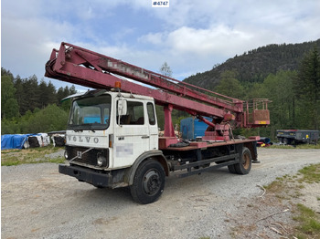 Camión con plataforma elevadora VOLVO
