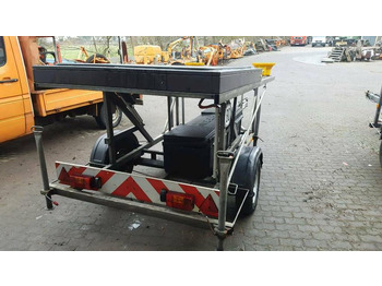 Remolque Nissen VLT LED Verkehrsleittafel Verkehrssicherungsanhänger: foto 3