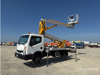 Camión con plataforma elevadora NISSAN