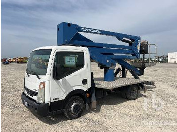 Camión con plataforma elevadora NISSAN