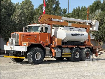 Camión con plataforma elevadora