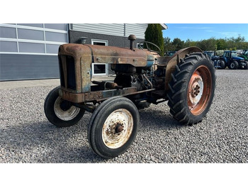 Tractor Fordson Major Motoren mangler, men mange god dele.: foto 3