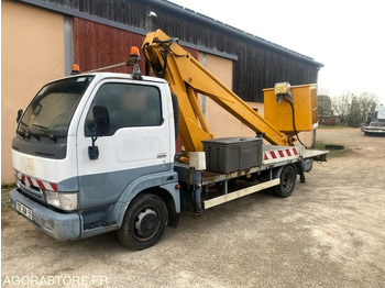 Camión con plataforma elevadora NISSAN