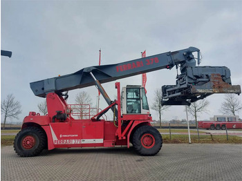 Reach stacker