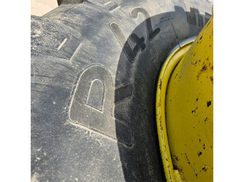 Tractor John Deere 650/65R42: foto 5