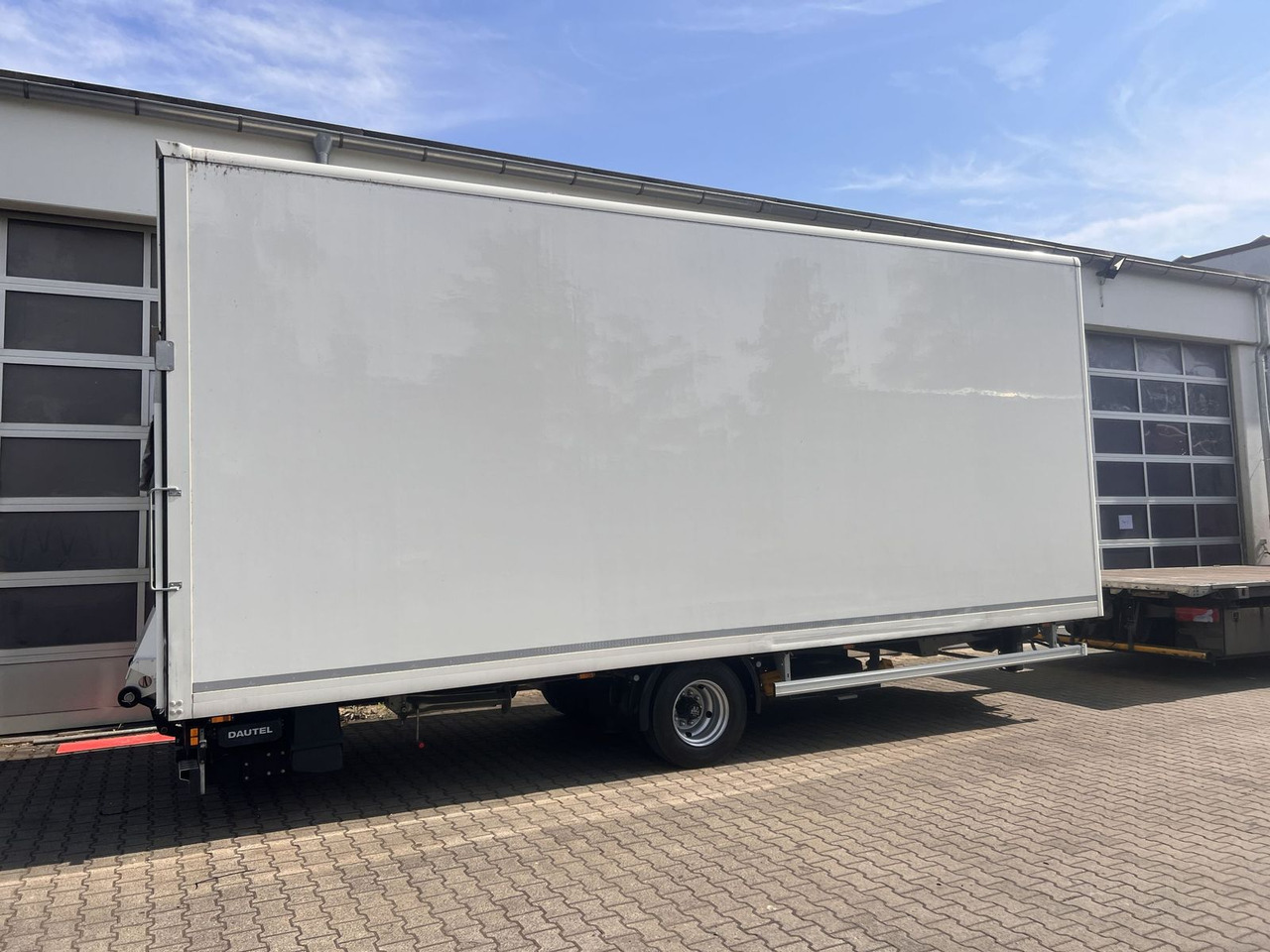Ackermann 1 Achs Kofferanhänger mit Ladebordwand 10,5 t G - Remolque caja cerrada: foto 5 Ackermann 1 Achs Kofferanhänger mit Ladebordwand 10,5 t G - Remolque caja cerrada: foto 5