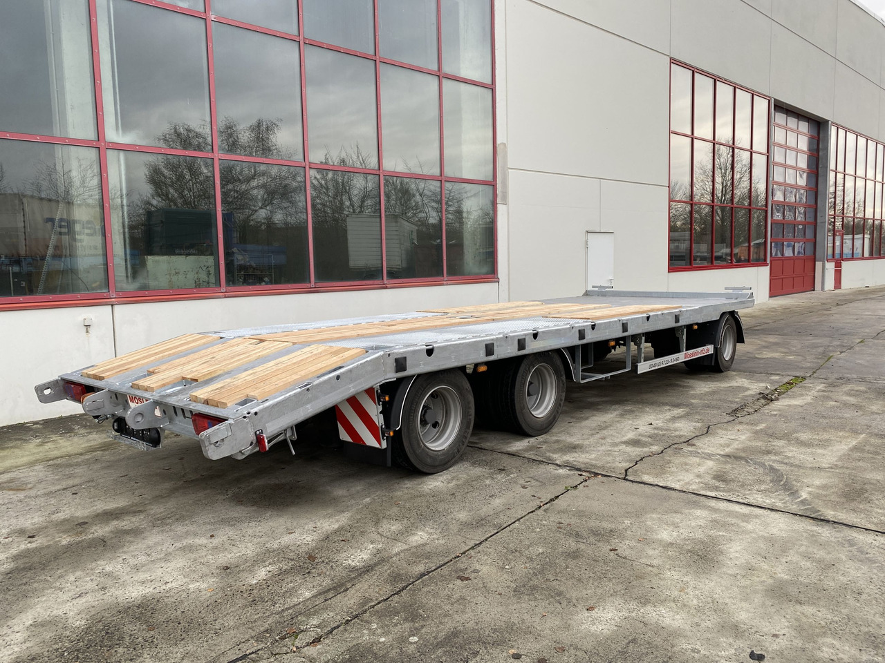 Möslein T 3-P9,2 OR 3 Achs Tieflader gerader Ladefläche 9 m, Neufahrzeug - Remolque góndola rebajadas: foto 4 Möslein T 3-P9,2 OR 3 Achs Tieflader gerader Ladefläche 9 m, Neufahrzeug - Remolque góndola rebajadas: foto 4