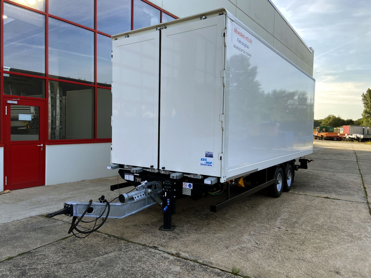 Möslein TK0105D-L Weiß Tandem Koffer, Ladebordwand 1,5 t + DurchladbarNeufahrzeug -- - Remolque caja cerrada: foto 4 Möslein TK0105D-L Weiß Tandem Koffer, Ladebordwand 1,5 t + DurchladbarNeufahrzeug -- - Remolque caja cerrada: foto 4