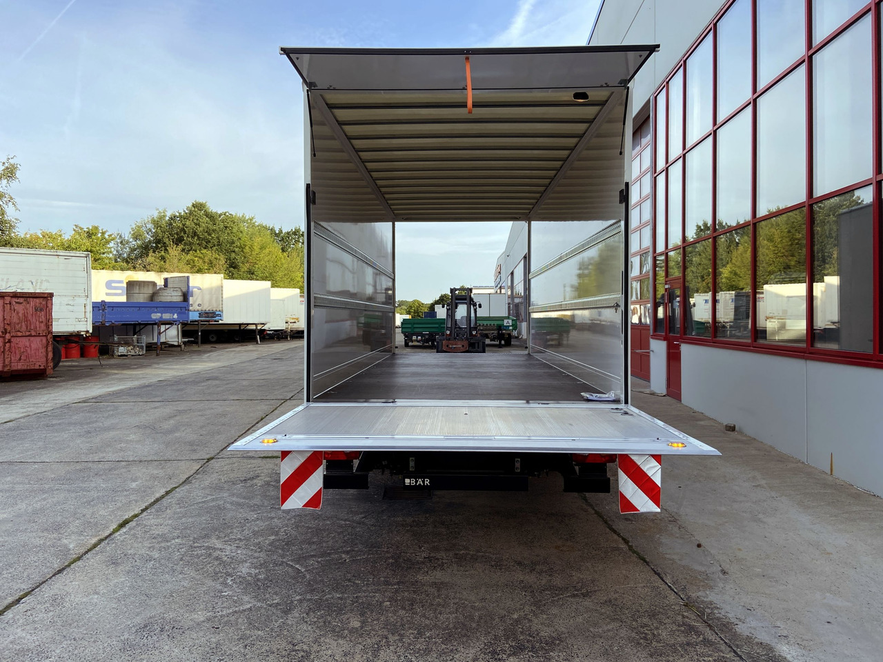 Möslein TK0105D-L Weiß Tandem Koffer, Ladebordwand 1,5 t + DurchladbarNeufahrzeug -- - Remolque caja cerrada: foto 2 Möslein TK0105D-L Weiß Tandem Koffer, Ladebordwand 1,5 t + DurchladbarNeufahrzeug -- - Remolque caja cerrada: foto 2