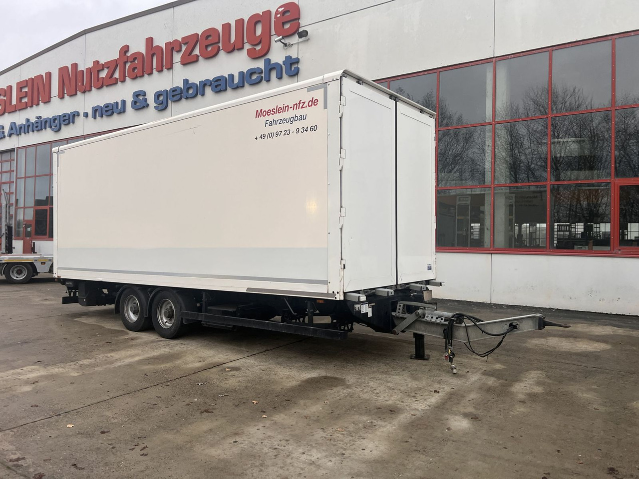 Möslein Tandem Koffer mit Ladebordwand 1,5 t + Durchlad - Remolque caja cerrada: foto 2 Möslein Tandem Koffer mit Ladebordwand 1,5 t + Durchlad - Remolque caja cerrada: foto 2