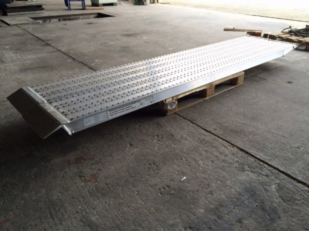 NEU Auffahrrampen, Alurampen,Verladerampen, 8 to Länge 3,25m - Rampa de carga: foto 3 NEU Auffahrrampen, Alurampen,Verladerampen, 8 to Länge 3,25m - Rampa de carga: foto 3