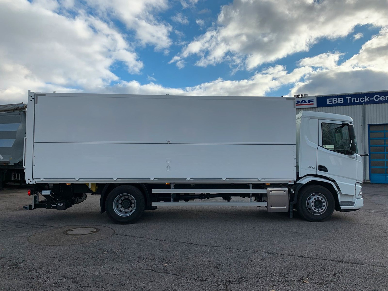 DAF FA XD 370 zikun Swing-Board-Aufbau - Camión transporte de bebidas: foto 3 DAF FA XD 370 zikun Swing-Board-Aufbau - Camión transporte de bebidas: foto 3