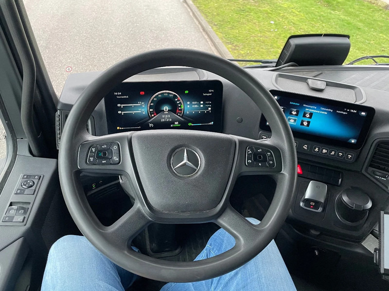 Foto del interior 1: Cabeza tractora Mercedes-Benz Arocs 2651 6X4 2020 ONLY 250.000 km