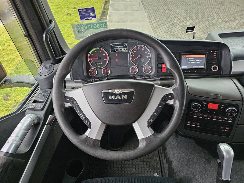 Foto del interior 2: Camión portacontenedor de cadenas MAN 28.440 TGS 6x2-4 BL MANUAL 9T F