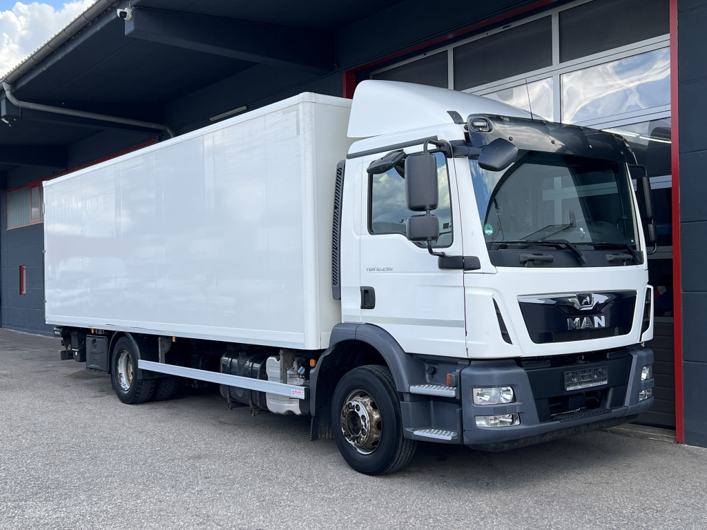 MAN TGM 12.290 Klimaautomatik NAVI Kamera 7m+LBW AHK - Camión caja cerrada: foto 1 MAN TGM 12.290 Klimaautomatik NAVI Kamera 7m+LBW AHK - Camión caja cerrada: foto 1