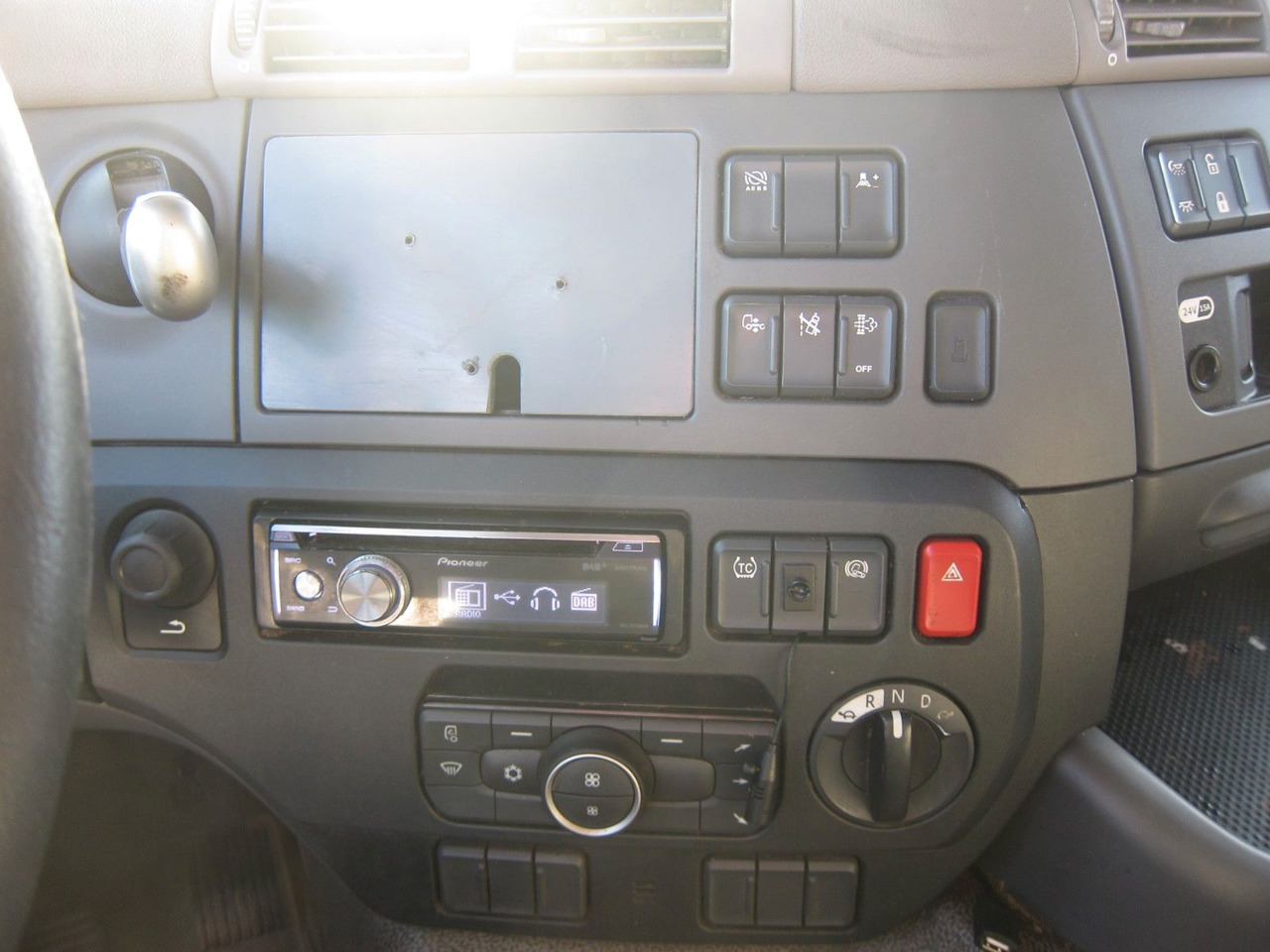 Camión lona DAF CF 230 19T Schiebeplane LBW Portalturen: foto 9