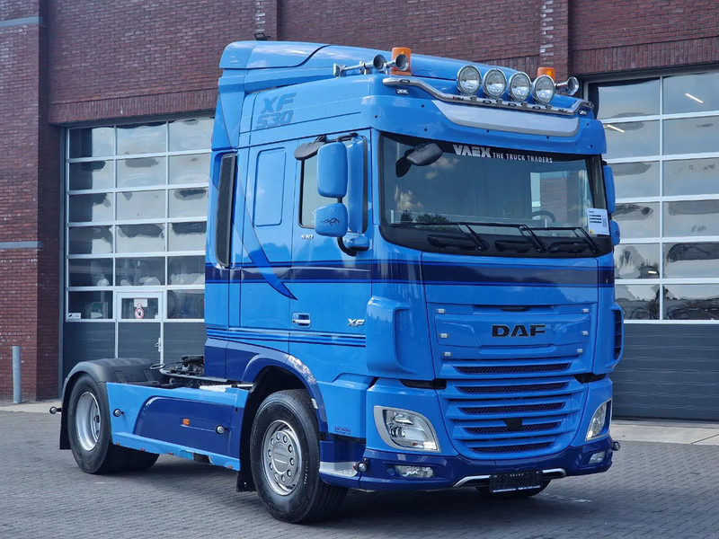 DAF XF 530 SpaceCab 4x2 - Night clima - Full spoiler - PTO Prep - Light bar - Cabeza tractora: foto 1 DAF XF 530 SpaceCab 4x2 - Night clima - Full spoiler - PTO Prep - Light bar - Cabeza tractora: foto 1