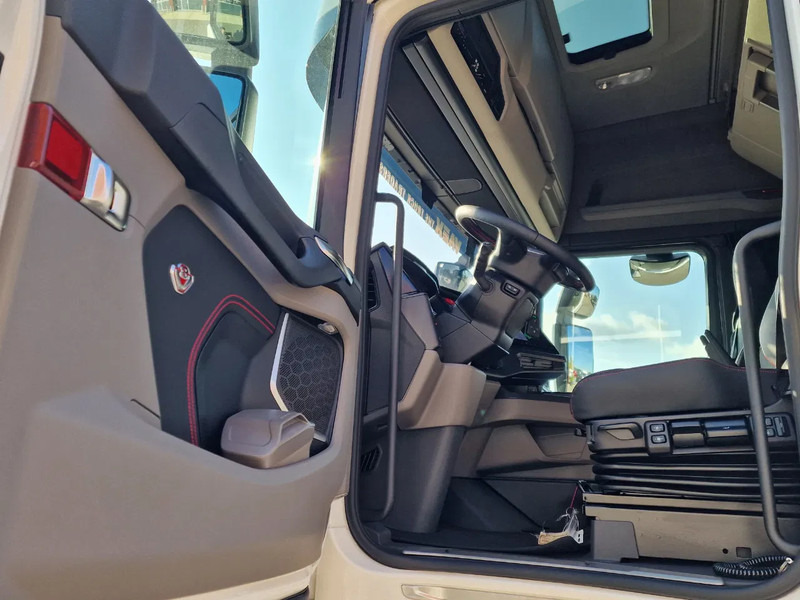 Cabeza tractora nuevo Scania 590S V8 NGS Highline 4x2 - New - Facelift - Full spec - Retarder - Leather - Full air: foto 9