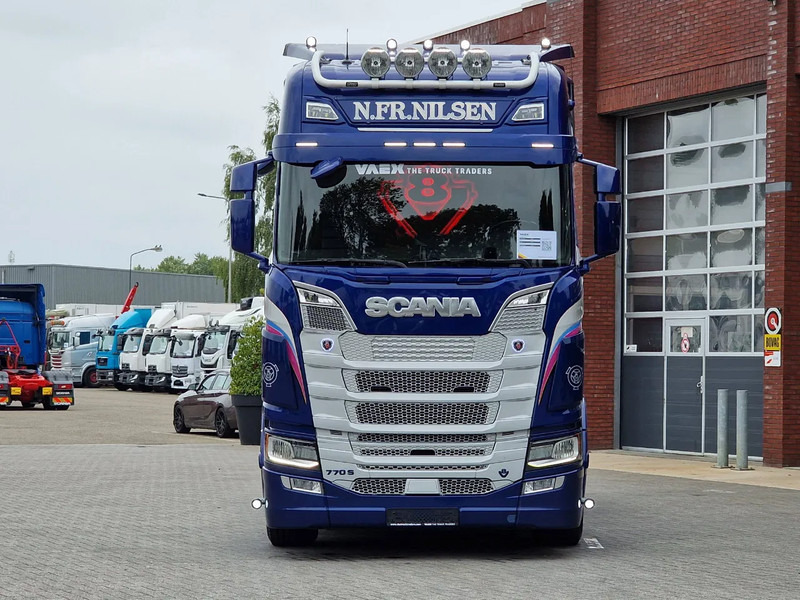 Scania 770S V8 NGS Highline 6x2 - Show truck - Special paint - Custom interior - Retarder - Full air - Night clima - Cabeza tractora: foto 2 Scania 770S V8 NGS Highline 6x2 - Show truck - Special paint - Custom interior - Retarder - Full air - Night clima - Cabeza tractora: foto 2