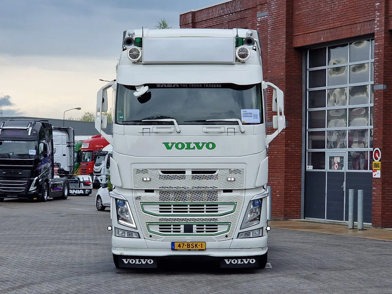 Volvo FH 13.540 Globetrotter 4x2 - Custom exterior - I parkcool - Navi - APK/TUV: 27-02-2026 - Cabeza tractora: foto 2 Volvo FH 13.540 Globetrotter 4x2 - Custom exterior - I parkcool - Navi - APK/TUV: 27-02-2026 - Cabeza tractora: foto 2