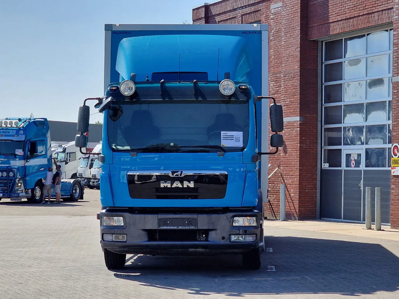 MAN TGM 15.250 4x2 - Box truck with sidedoors - Loadlift - Euro 5 - Automatic - Camera - Camión caja cerrada: foto 2 MAN TGM 15.250 4x2 - Box truck with sidedoors - Loadlift - Euro 5 - Automatic - Camera - Camión caja cerrada: foto 2