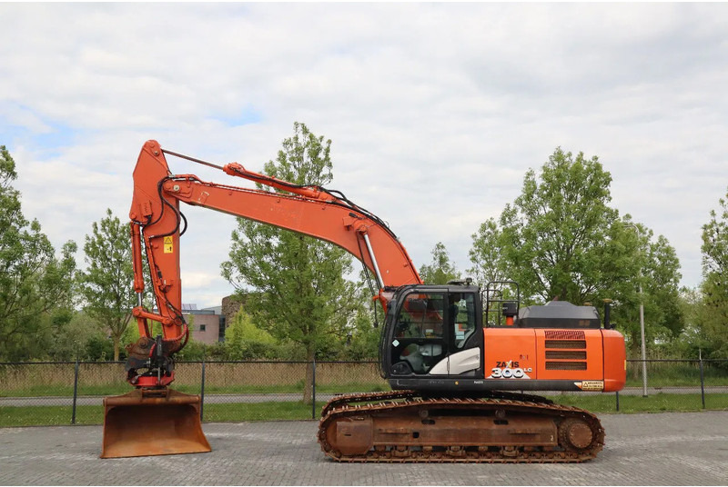 Hitachi ZX300 LC-6 | ROTOTILT | BUCKET | GPS - Excavadora de cadenas: foto 1 Hitachi ZX300 LC-6 | ROTOTILT | BUCKET | GPS - Excavadora de cadenas: foto 1