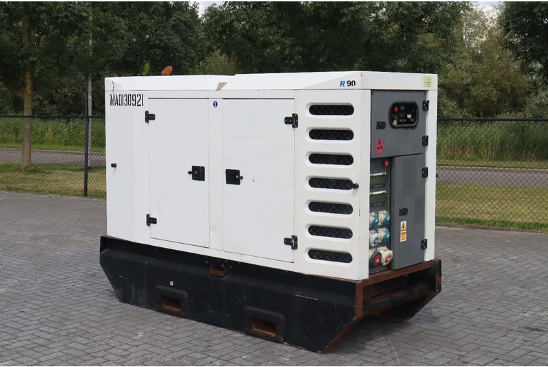 SDMO R90C3 | 90 KVA | 400 V - Generador industriale: foto 2 SDMO R90C3 | 90 KVA | 400 V - Generador industriale: foto 2