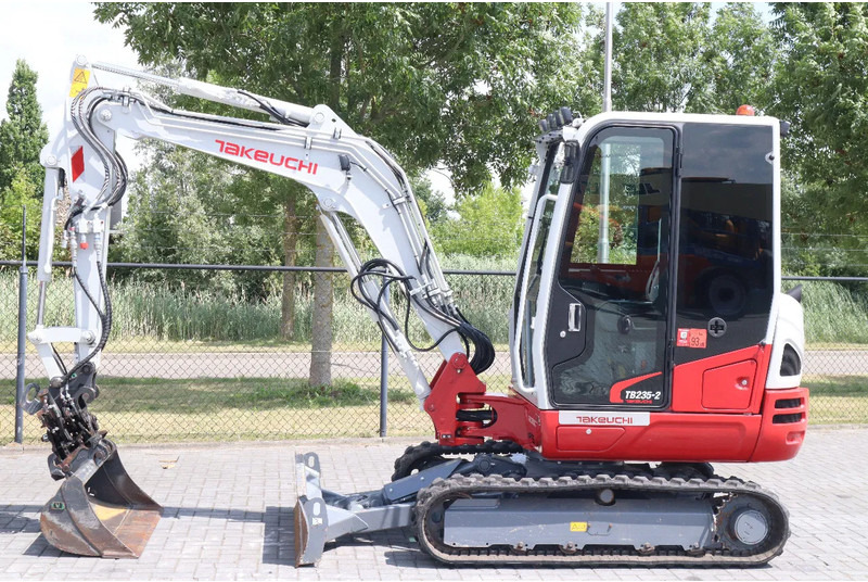 Takeuchi TB235-2 | TREE CUTTER | GRAB | TILT + 5 ATTACHMENTS - Miniexcavadora: foto 3 Takeuchi TB235-2 | TREE CUTTER | GRAB | TILT + 5 ATTACHMENTS - Miniexcavadora: foto 3