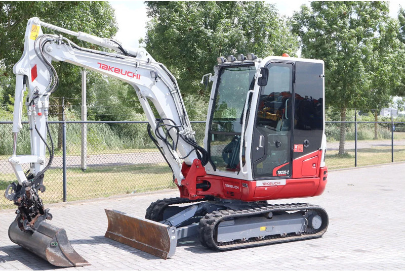 Takeuchi TB235-2 | TREE CUTTER | GRAB | TILT + 5 ATTACHMENTS - Miniexcavadora: foto 2 Takeuchi TB235-2 | TREE CUTTER | GRAB | TILT + 5 ATTACHMENTS - Miniexcavadora: foto 2