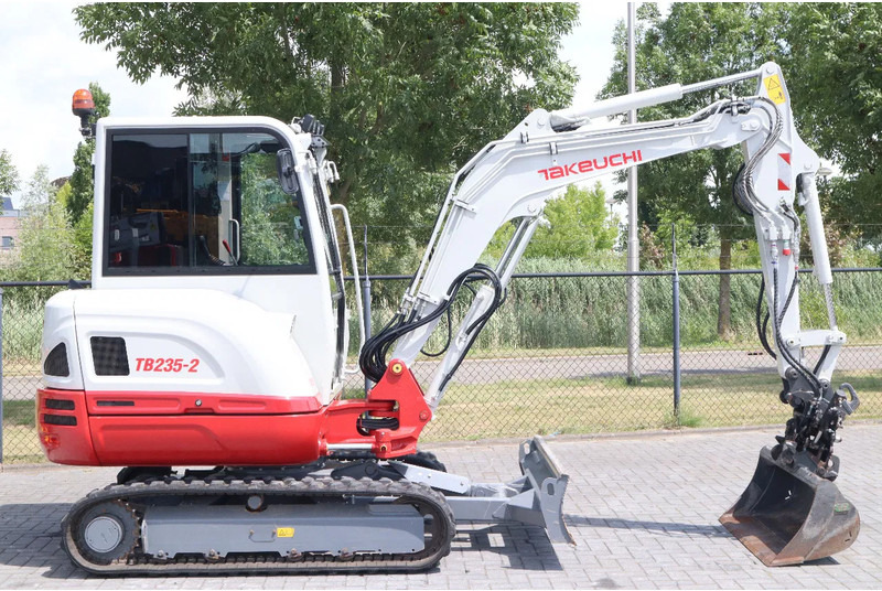 Takeuchi TB235-2 | TREE CUTTER | GRAB | TILT + 5 ATTACHMENTS - Miniexcavadora: foto 5 Takeuchi TB235-2 | TREE CUTTER | GRAB | TILT + 5 ATTACHMENTS - Miniexcavadora: foto 5