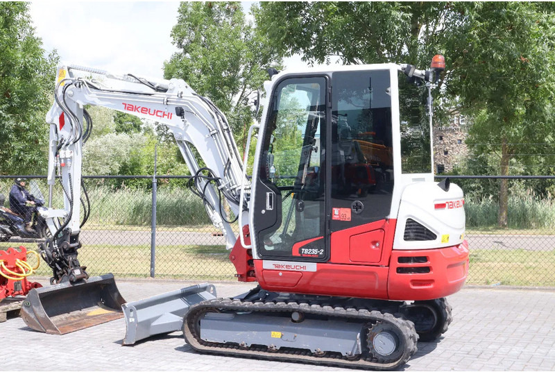 Takeuchi TB235-2 | TREE CUTTER | GRAB | TILT + 5 ATTACHMENTS - Miniexcavadora: foto 4 Takeuchi TB235-2 | TREE CUTTER | GRAB | TILT + 5 ATTACHMENTS - Miniexcavadora: foto 4