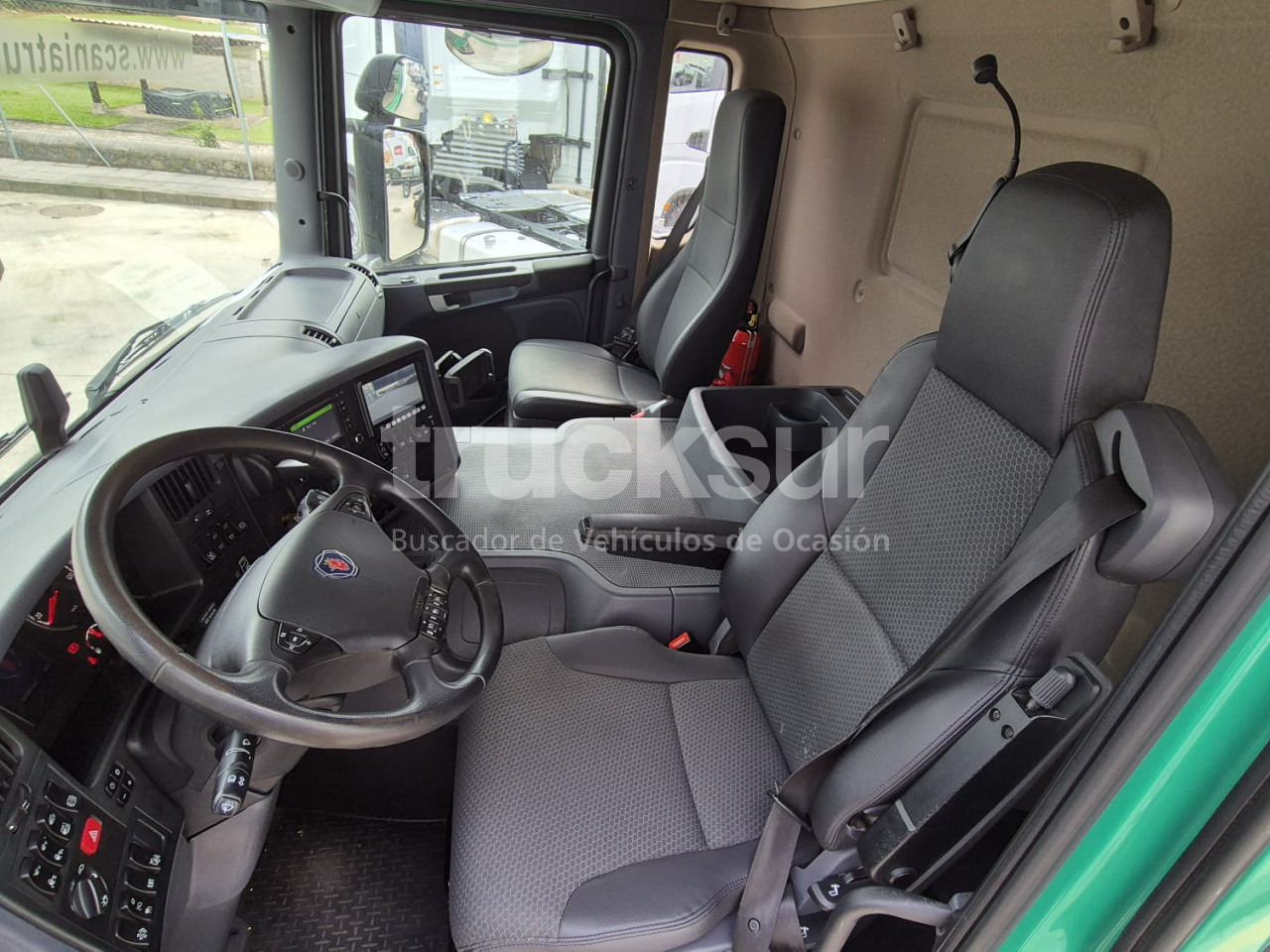 Camión caja cerrada SCANIA P320.26 ejes 6x2*4: foto 17